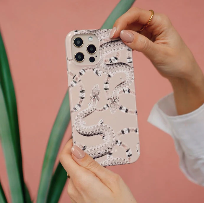 Poolside Glam - Snakes Samsung Galaxy S25 FE Case - Image 5